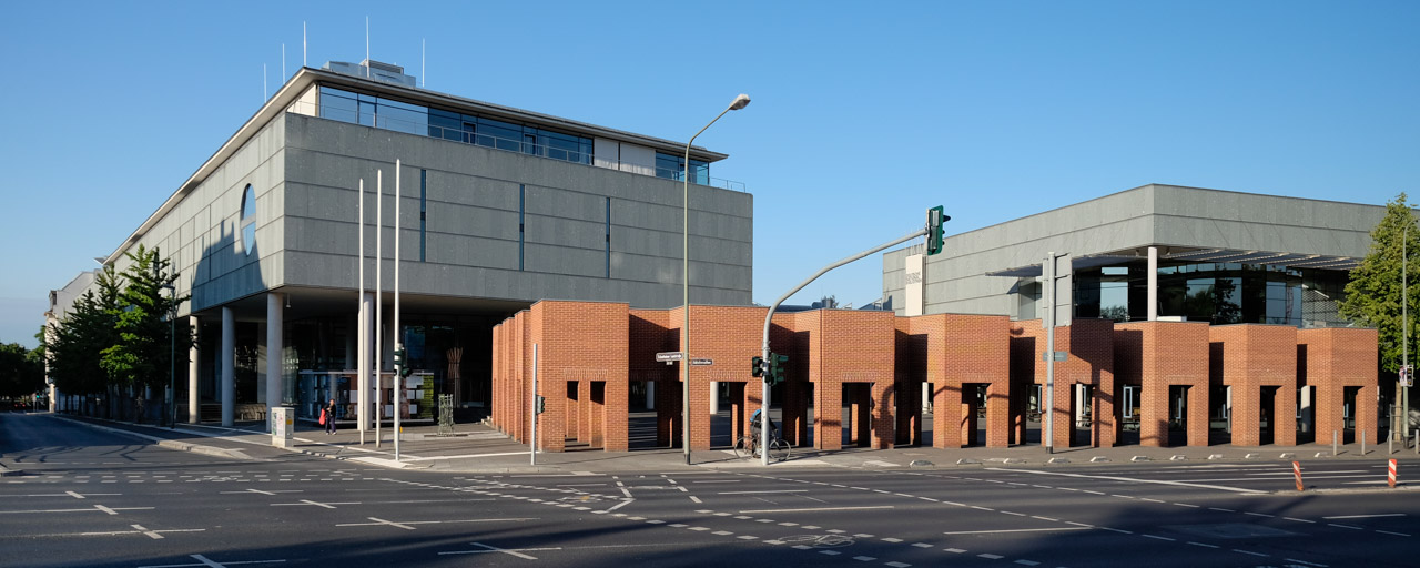 Frontseite der Deutschen Nationalbibliothek in Frankfurt am Main mit den Backsteintoren von Per Kirkeby