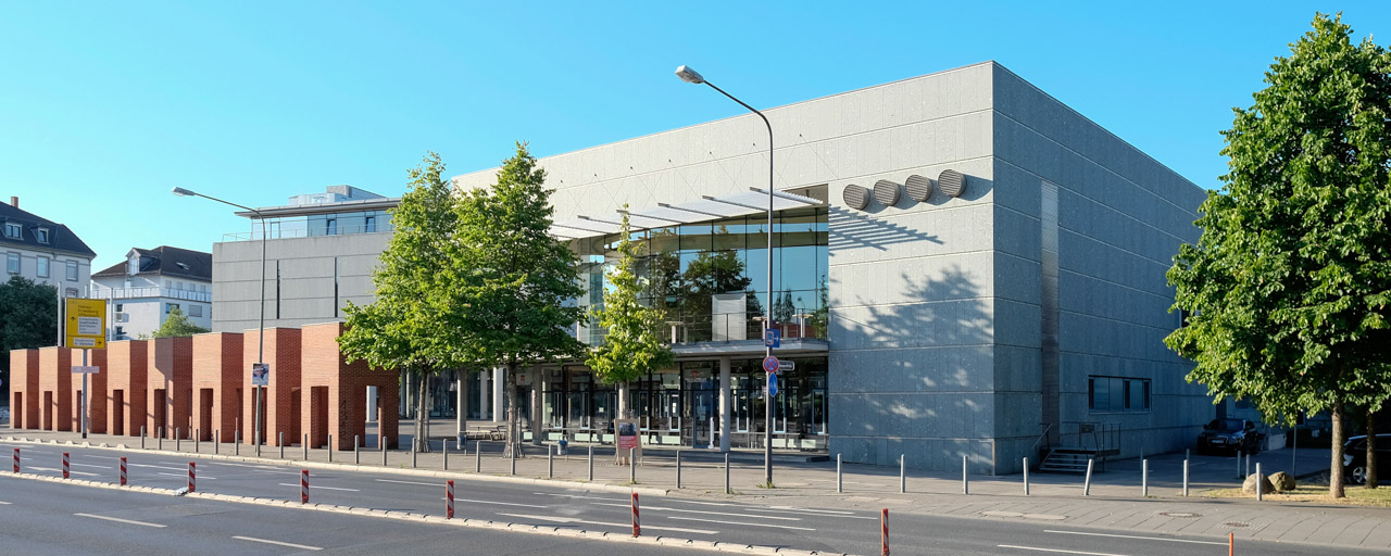 Frontseite der Deutschen Nationalbibliothek in Frankfurt am Main mit dem Kongresszentrum und den Backsteintoren von Per Kirkeby