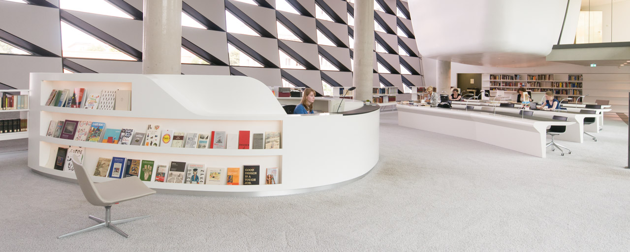 Der 2012 eröffnete, im Stil der Neuen Sachlichkeit ganz in Weiß gehaltene Lesesaal des Deutschen Buch- und Schriftmuseums der Deutschen Nationalbibliothek in Leipzig