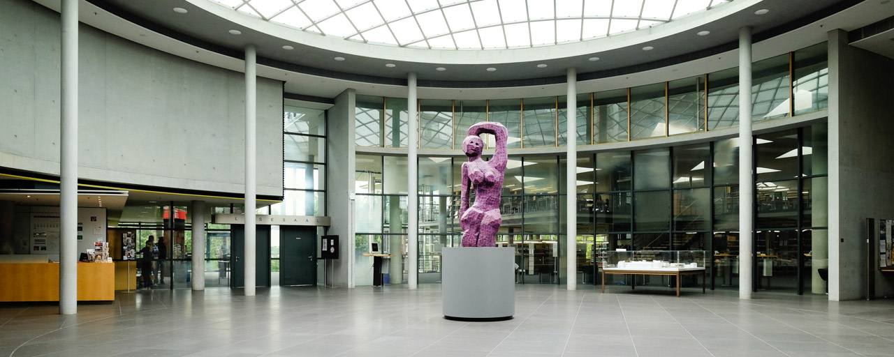 Plastik „Armalamor“ von Georg Baselitz in der Eingangshalle der Deutschen Nationalbibliothek in Frankfurt am Main