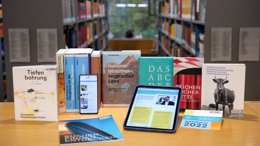 Eine Auswahl verschiedener gedruckter und digitaler Publikationen der Deutschen Nationalbibliothek