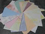 Im Kreis ausgelegte handgeschöpfte Papiere in verschiedenen Farben