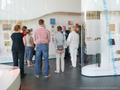 Eine Gästegruppe vor Vitrinen der Ausstellung "Zeichen - Bücher - Netze" des Deutschen Buch- und Schriftmuseums in Leipzig