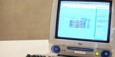 Website der Deutschen Nationalbibliothek aus dem Jahr 1997 auf einem zeitgenössischen Computer