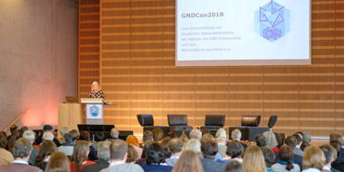 Auftaktveranstaltung der Convention 2018 zur Gemeinsamen Normdatei; Frau Dr. Elisabeth Niggemann begrüßt die Teilnehmerinnen und Teil-nehmer