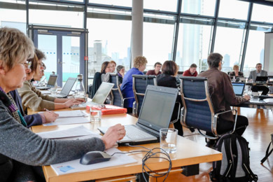 Arbeitsatmosphäre bei der Sitzung eines der Standardisierungsgremien im Sitzungssaal der Deutschen Nationalbibliothek in Frankfurt am Main
