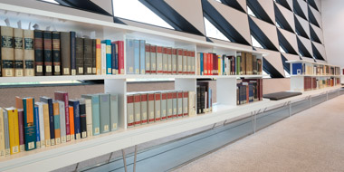 Handbibliothek im Lesesaal des Deutschen Buch- und Schriftmuseums der Deutschen Nationalbibliothek in Leipzig