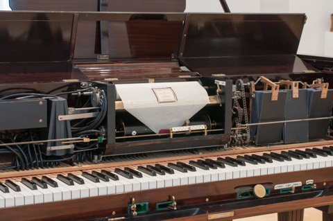 Klaviatur, Mechanik und eingelegte Klavierrolle in einem historischen Reproduktionsflügel