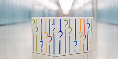  Kiste mit Fragezeichen in den farbigen Markern des Logos der Deutschen Nationalbibliothek