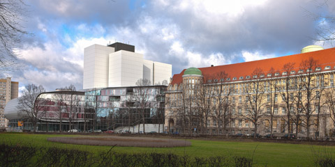 Fassade der Deutschen Nationalbibliothek in Leipzig. Links der vierte Erweiterungsbau, im Hintergrund der Bücherturm, rechts anschließend der historische Gründungsbau 