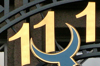Numbers 1 and 11 on the golden clock on the façade of the German National Library.