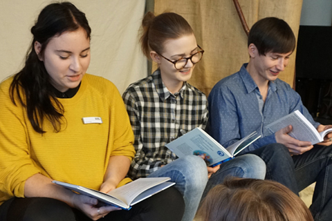 Teenagers read to children