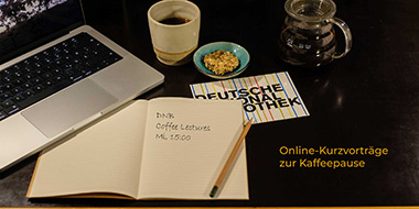 Tisch mit einem aufgeklappten Laptop, einem Kaffee und einemn Notizbuch, darauf steht „ DNB, Coffee Lectures, Mi, 15 Uhr“.  Tisch mit einem aufgeklappten Laptop, einem Kaffee und einemn Notizbuch, darauf steht „ DNB, Coffee Lectures, Mi, 15 Uhr“.