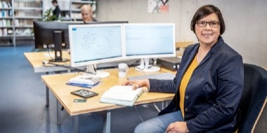 Eine Mitarbeiterin arbeitet an der Inhaltserschließung verschiedener Medien Eine Mitarbeiterin arbeitet an der Inhaltserschließung verschiedener Medien