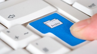 Ausschnitt einer Computertastatur mit einer zur "Archiv"-Taste umfunktionierten Eingabetaste Ausschnitt einer Computertastatur mit einer zur "Archiv"-Taste umfunktionierten Eingabetaste