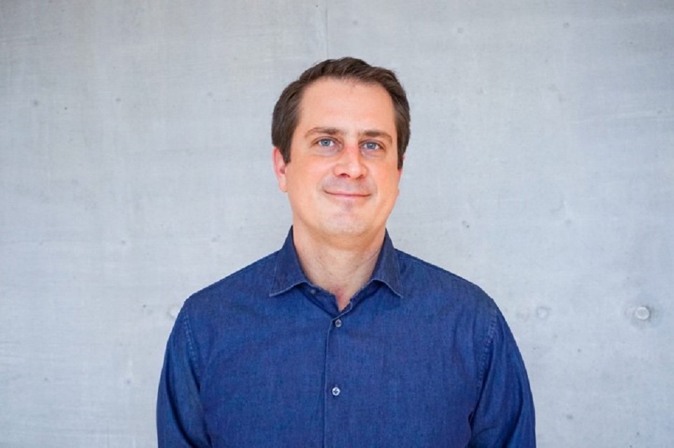 Porträtfoto eines Mitarbeiters der Deutschen Nationalbibliothek vor einer grauen Wand. Porträtfoto eines Mitarbeiters der Deutschen Nationalbibliothek vor einer grauen Wand.