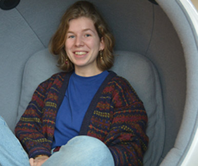 Eine Mitarbeiterin in einem grau gepolstertem Kugelsessel Eine Mitarbeiterin in einem grau gepolstertem Kugelsessel