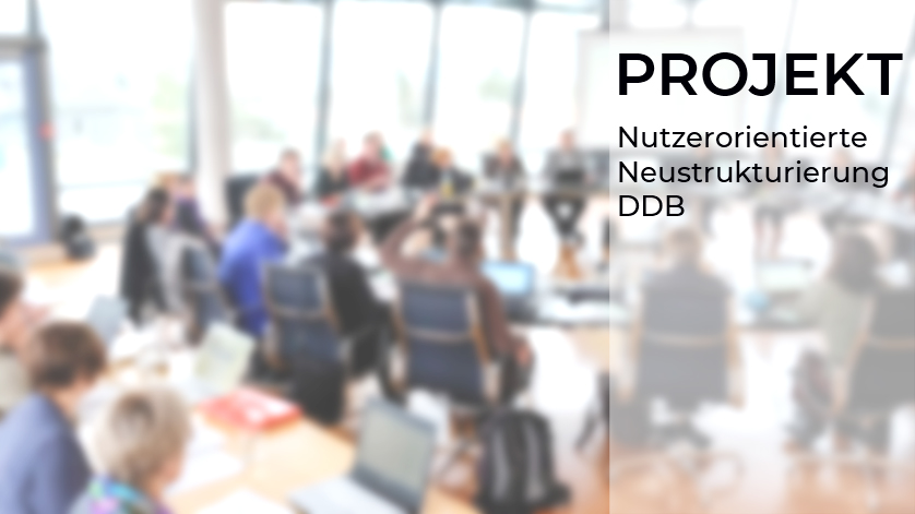 Im Hintergrund unscharf Menschen bei der Projektgruppenarbeit. Projekttitel im Vordergrund Im Hintergrund unscharf Menschen bei der Projektgruppenarbeit. Projekttitel im Vordergrund