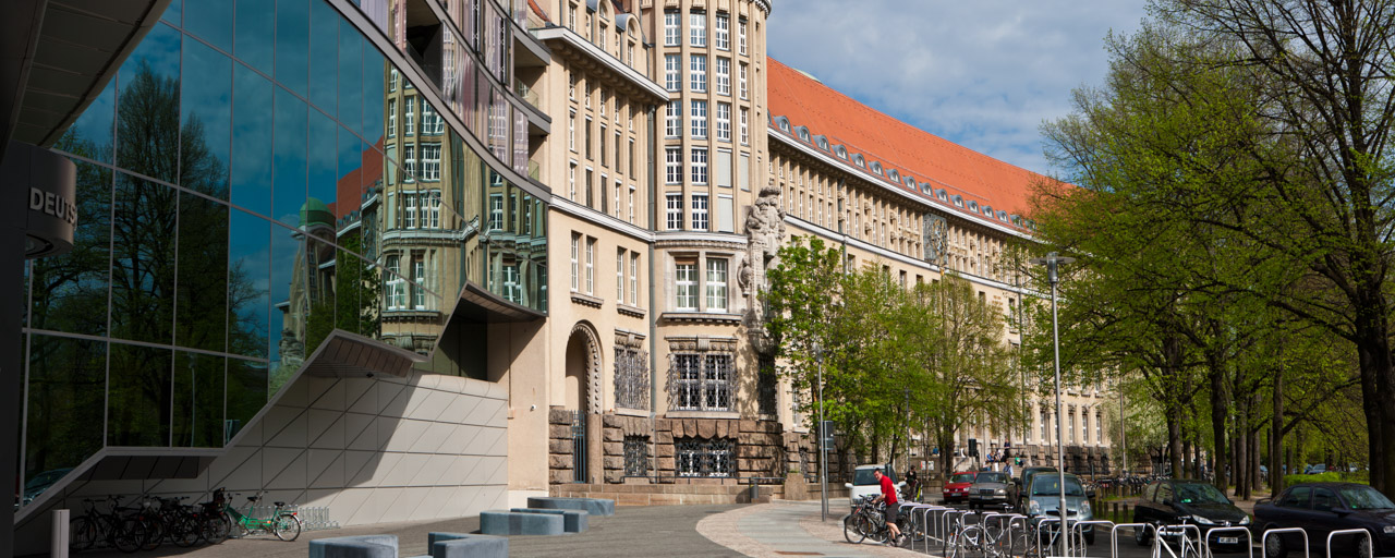 Außenaufnahme der Deutschen Nationalbibliothek in Leipzig; im Fassadenwechsel verbindet sich der vierte Erweiterungsbau mit dem historischen Bibliotheksgebäude am Deutschen Platz