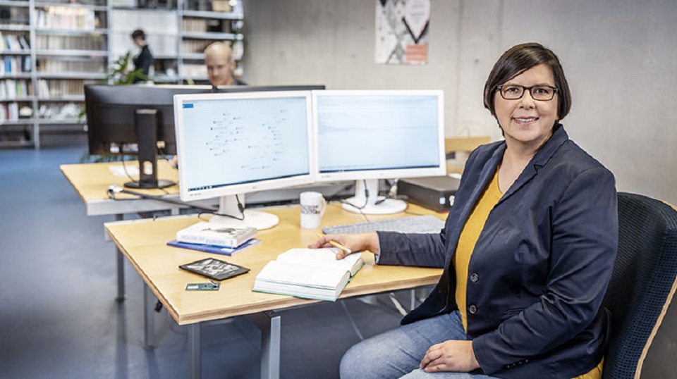 Eine Mitarbeiterin arbeitet an der Inhaltserschließung verschiedener Medien Eine Mitarbeiterin arbeitet an der Inhaltserschließung verschiedener Medien