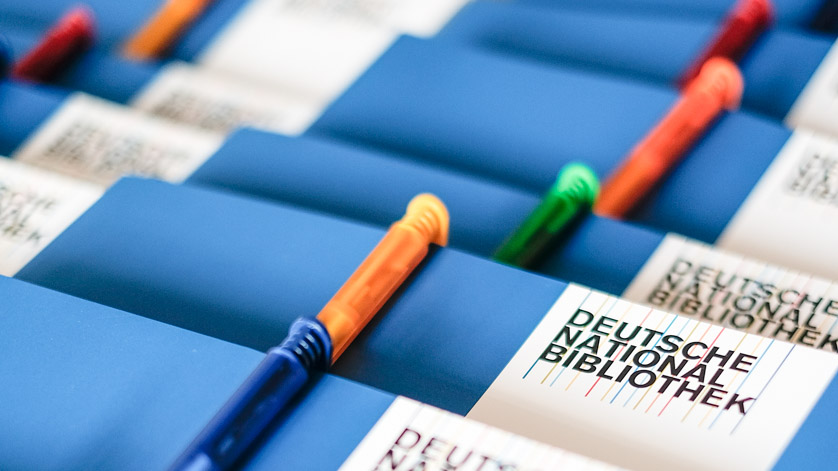 Tagungsmappen und Kugelschreiber mit einem Aufdruck der Deutschen Nationalbibliothek Tagungsmappen und Kugelschreiber mit einem Aufdruck der Deutschen Nationalbibliothek