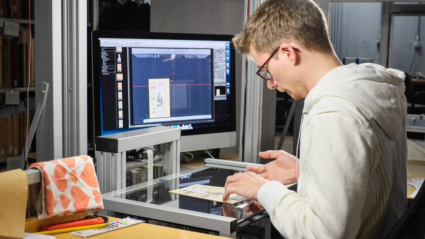Digitalisierung eines Einzelblattes an einer der Scanstationen in der Deutschen Nationalbibliothek Digitalisierung eines Einzelblattes an einer der Scanstationen in der Deutschen Nationalbibliothek