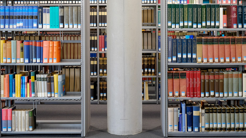 Systematische Freihandaufstellung im Lesesaal der Deutschen Nationalbibliothek in Frankfurt am Main; Regale mit Büchern