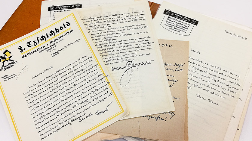 Handschriftliche Briefe aus dem Nachlass Jan Tschichold in einer geöffneten Archivmappe
