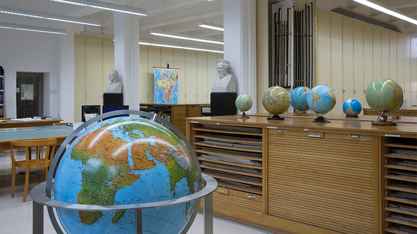 Kartenlesesaal der Deutschen Nationalbibliothek in Leipzig; Kartenschränke und Globen Kartenlesesaal der Deutschen Nationalbibliothek in Leipzig; Kartenschränke und Globen