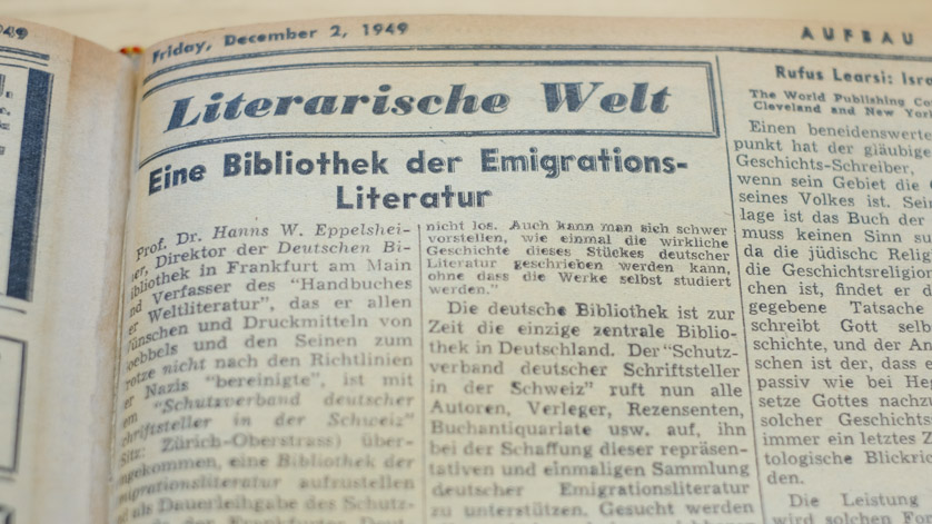 Zeitungsausschnitt aus der "Literarischen Welt" vom 02.12.1949, in dem von der Schaffung einer „Bibliothek der Emigrationsliteratur“ an der Deutschen Bibliothek berichtet wird.