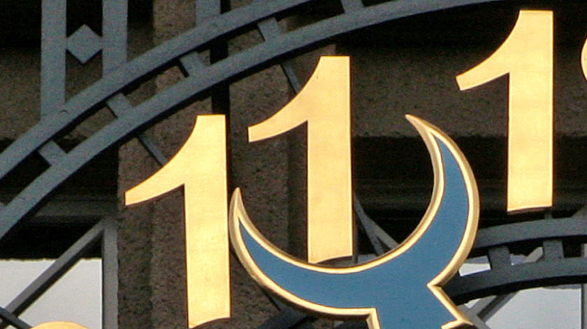 Ziffern 11 und 1 der goldenen Uhr an der Fassade der Deutschen Nationalbibliothek