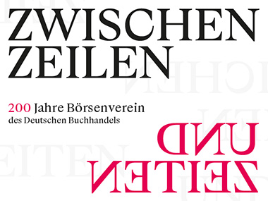 Schwarzer und roter Text auf weißem Untergrund, Text „Zwischen Zeilen und Zeiten. 200 Jahre Börsenverein des Deutschen Buchhandels“ Schwarzer und roter Text auf weißem Untergrund, Text „Zwischen Zeilen und Zeiten. 200 Jahre Börsenverein des Deutschen Buchhandels“