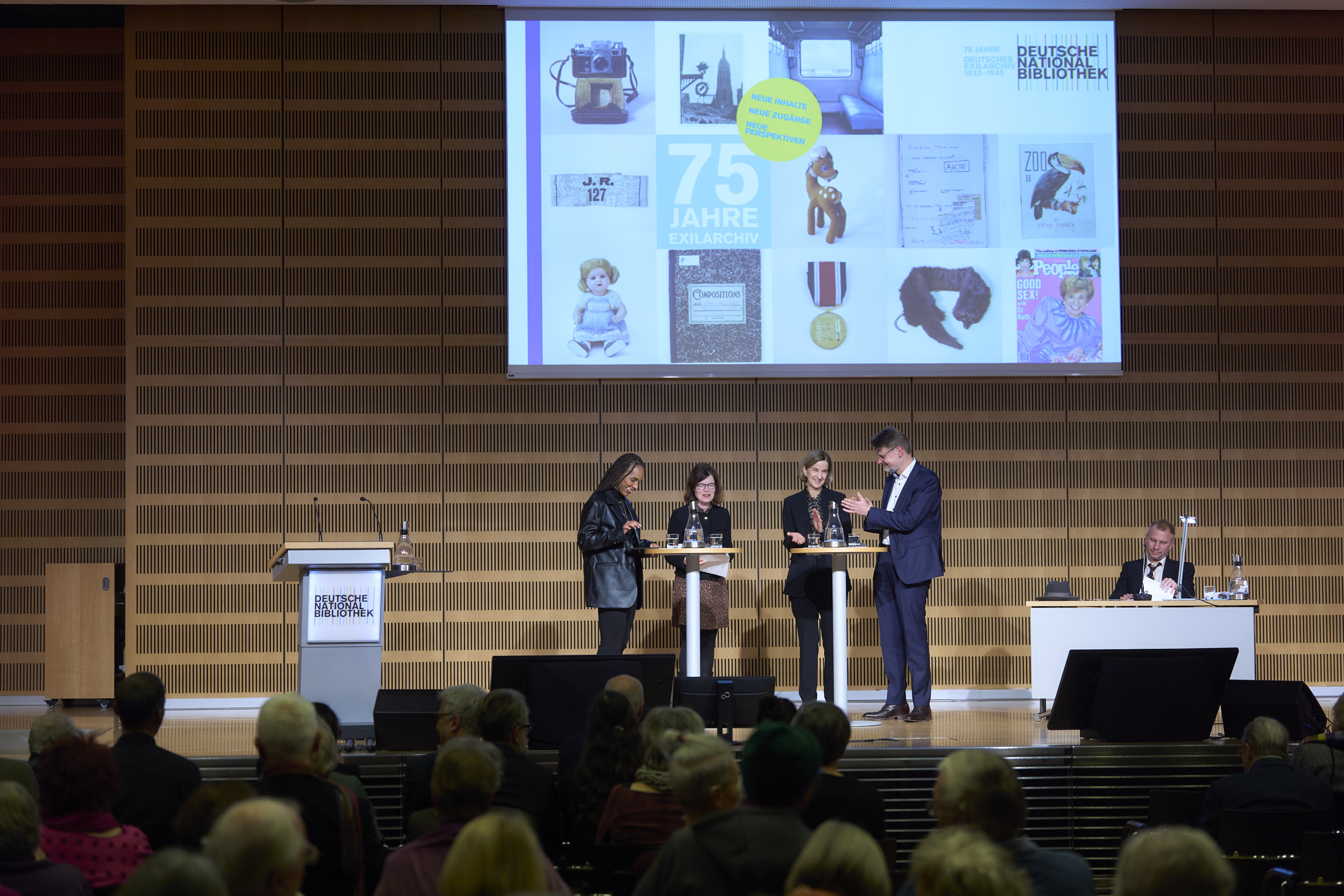 Aisha Camara, Dr. Helke Rausch, Dr. Sylvia AsmusFrank Scholze und  Robert Stadlober auf der Bühne in der Deutschen Nationalbibliothek. Aisha Camara, Dr. Helke Rausch, Dr. Sylvia AsmusFrank Scholze und  Robert Stadlober auf der Bühne in der Deutschen Nationalbibliothek.