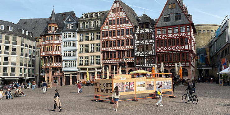 Die Ausstellung "Verbrannte Orte - Verbannte Worte" auf dem Frankfurter Römerberg; im Hintergrund dessen historischen Bürgerhäuser.
