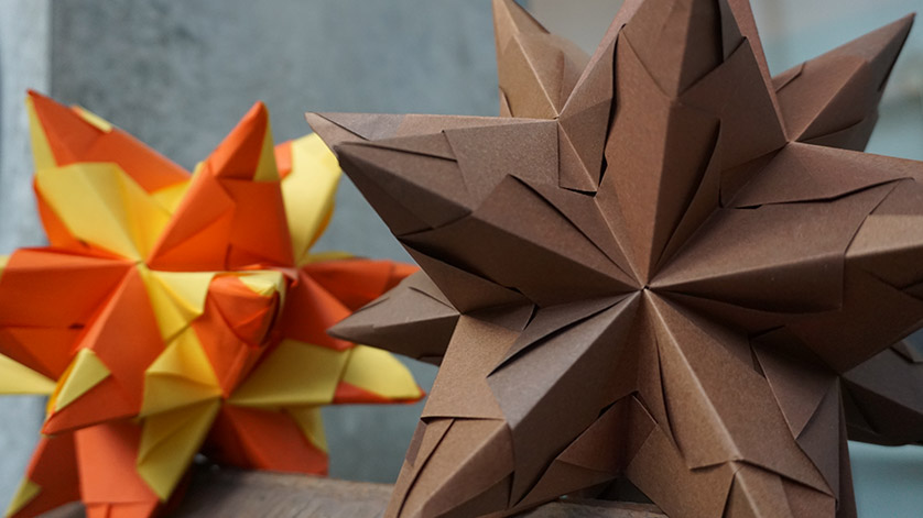 Dreidimensionale, aus bunter Pappe gefaltete Sterne zum Advent Dreidimensionale, aus bunter Pappe gefaltete Sterne zum Advent