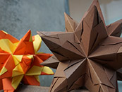 Dreidimensionale, aus bunter Pappe gefaltete Sterne zum Advent Dreidimensionale, aus bunter Pappe gefaltete Sterne zum Advent