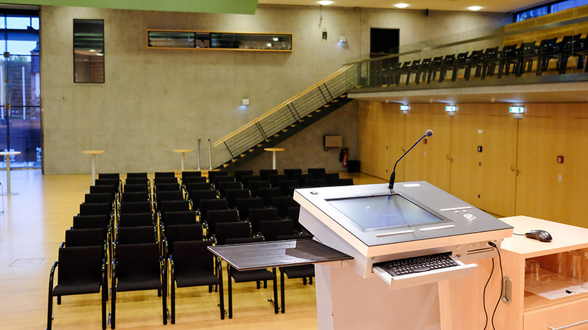 Blick von der Bühne mit Rednerpult in den reihenbestuhlten Vortragsaal der Deutschen Nationalbibliothek Frankfurt am Main 