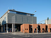 Gebäude der Deutschen Nationalbibliothek in Frankfurt am Main, im Vordergrund eine mäandernde Backsteinmauer Gebäude der Deutschen Nationalbibliothek in Frankfurt am Main, im Vordergrund eine mäandernde Backsteinmauer