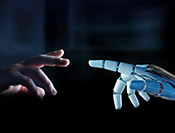 Die Hand eines Menschen und eines Roboters versuchen sich mit ausgestrecktem Finger zu berühren. Die Hand eines Menschen und eines Roboters versuchen sich mit ausgestrecktem Finger zu berühren.