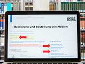 Aufgeklappter Laptop vor einem Bücherregal, auf dem Bildschirm ist die Webseite des Online-Katalogs der Deutschen Nationalbibliothek zu sehen. Aufgeklappter Laptop vor einem Bücherregal, auf dem Bildschirm ist die Webseite des Online-Katalogs der Deutschen Nationalbibliothek zu sehen.