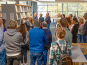 Besuchergruppe mit Gästeführerin im Lesesaal der Deutschen Nationalbibliothek in Frankfurt am Main Besuchergruppe mit Gästeführerin im Lesesaal der Deutschen Nationalbibliothek in Frankfurt am Main