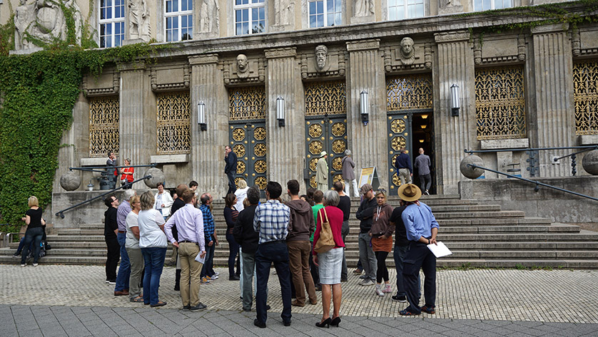 Besuchergruppe vor dem Eingang der Deutschen Nationalbibliothek in Leipzig  Besuchergruppe vor dem Eingang der Deutschen Nationalbibliothek in Leipzig