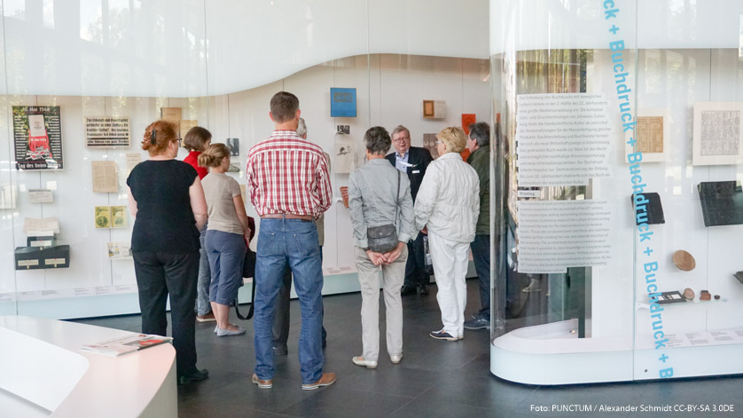 Eine Gästegruppe vor Vitrinen der Ausstellung "Zeichen - Bücher - Netze" des Deutschen Buch- und Schriftmuseums in Leipzig Eine Gästegruppe vor Vitrinen der Ausstellung "Zeichen - Bücher - Netze" des Deutschen Buch- und Schriftmuseums in Leipzig