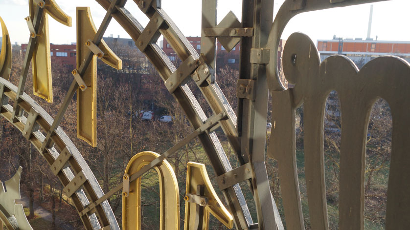 Blick durch die goldene Fassadenuhr der Deutschen Nationalbibliothek auf den Deutschen Platz Blick durch die goldene Fassadenuhr der Deutschen Nationalbibliothek auf den Deutschen Platz