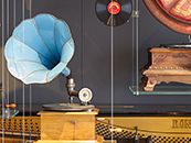 Vitrine mit Tonträgern (Wachswalzen, Schellackplatten) und Abspielgeräten (Rollenklavier sowie mehrere Grammophone)  Vitrine mit Tonträgern (Wachswalzen, Schellackplatten) und Abspielgeräten (Rollenklavier sowie mehrere Grammophone)
