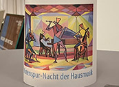 Ein gezeichnetes Bild mit Musikern. Darunter steht Notenspur - Nacht der Hausmusik.  Ein gezeichnetes Bild mit Musikern. Darunter steht Notenspur - Nacht der Hausmusik.