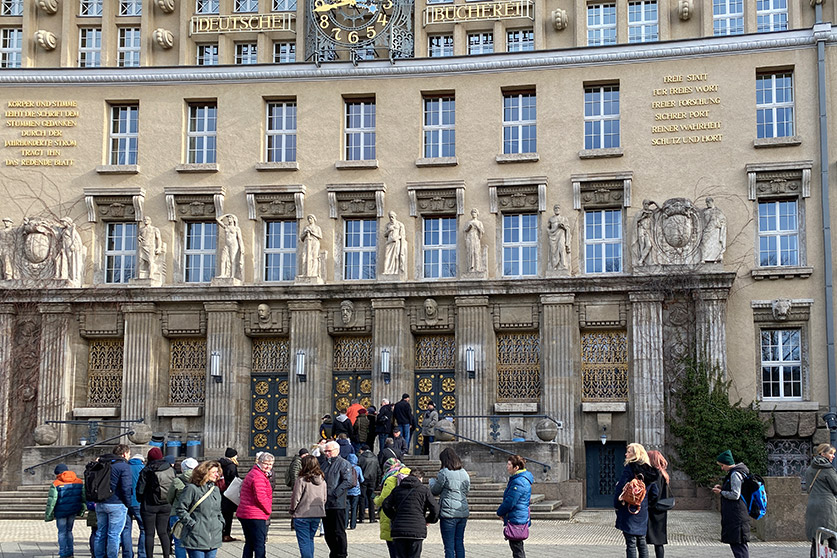 Viele Menschen stehen in einer Schlange vor der Deutschen Nationalbibliothek in Leipzig. 