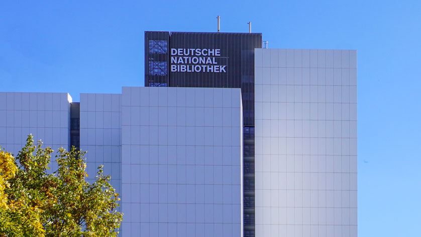 Ausschnitt der weißen Büchertürme mit DNB-Logo am Kernsegment
