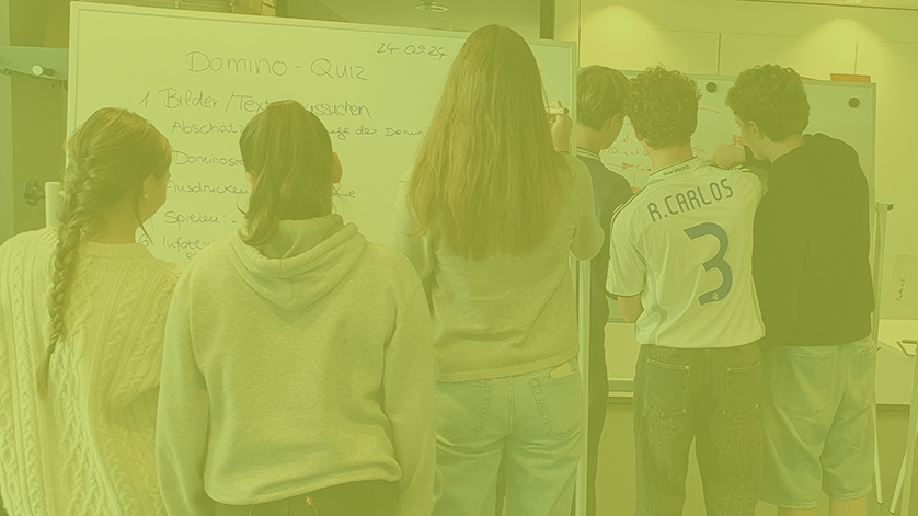 Jugendliche schreiben bei einem Workshop etwas auf Plakate. Das Bild ist in Hellgrün eingefärbt. Jugendliche schreiben bei einem Workshop etwas auf Plakate. Das Bild ist in Hellgrün eingefärbt.