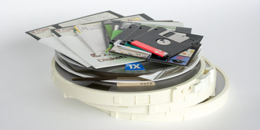 Magnetbänder, Computerdisketten in verschiedenen Größen und optische Datenträger auf einem Stapel